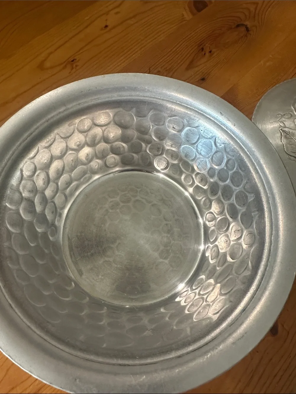 Everlast vintage Style Hammered aluminum Bowl with Decorative Lid